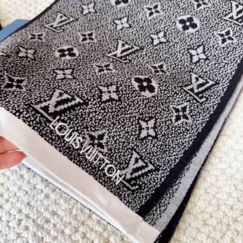 Шапка и шарф Louis Vuitton 