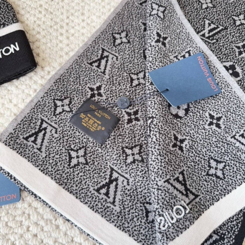 Шапка и шарф Louis Vuitton 