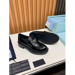 Женские лоферы Prada