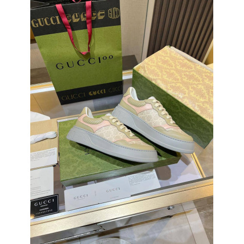 Женские кроссовки с тиснением Gucci 