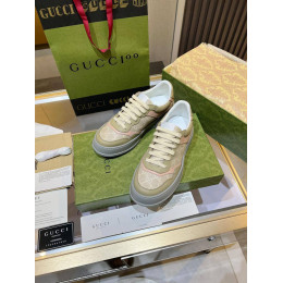 Женские кроссовки с тиснением Gucci 