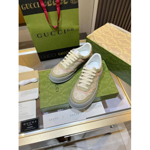 Женские кроссовки с тиснением Gucci 