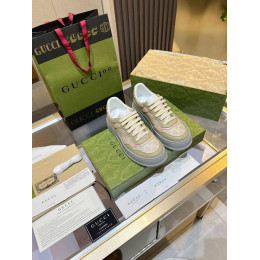 Женские кроссовки с тиснением Gucci 