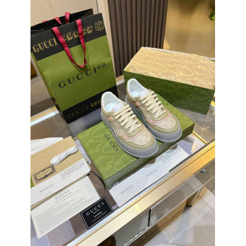 Женские кроссовки с тиснением Gucci 