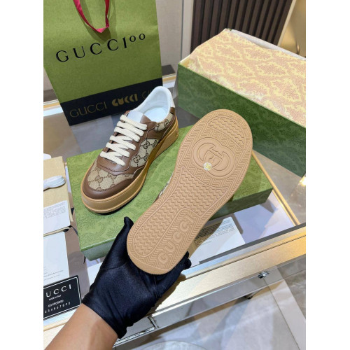 Женские кроссовки с тиснением Gucci ZP