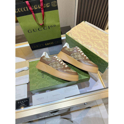Женские кроссовки с тиснением Gucci ZP