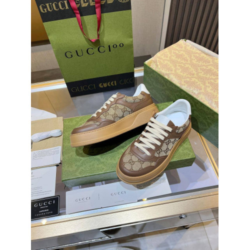 Женские кроссовки с тиснением Gucci ZP