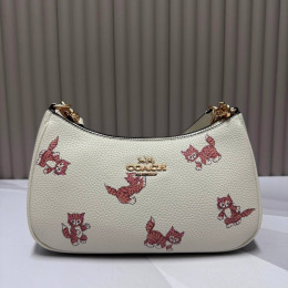 Сумка Coach бежевого цвета