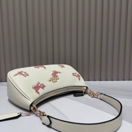 Сумка Coach бежевого цвета