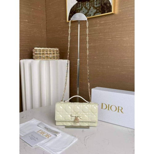 Сумка Dior бежевого цвета