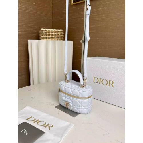 Сумка Dior белого цвета