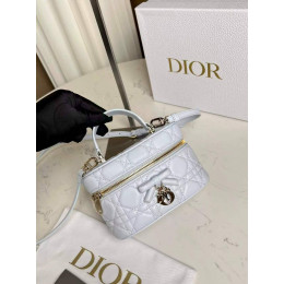 Сумка Dior белого цвета