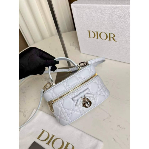 Сумка Dior белого цвета