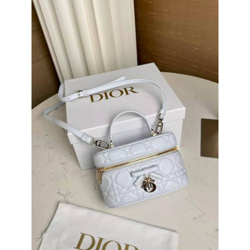 Сумка Dior белого цвета