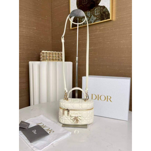 Сумка Dior бежевого цвета