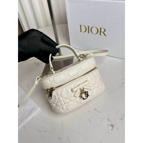 Сумка Dior бежевого цвета