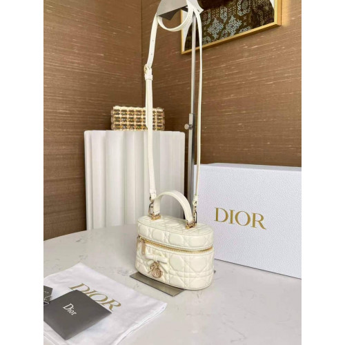 Сумка Dior бежевого цвета
