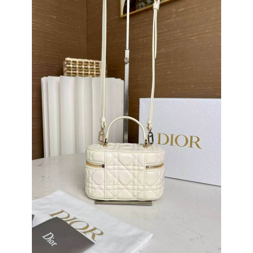 Сумка Dior бежевого цвета