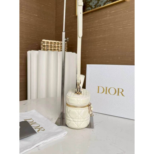 Сумка Dior бежевого цвета
