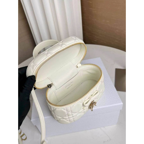 Сумка Dior бежевого цвета