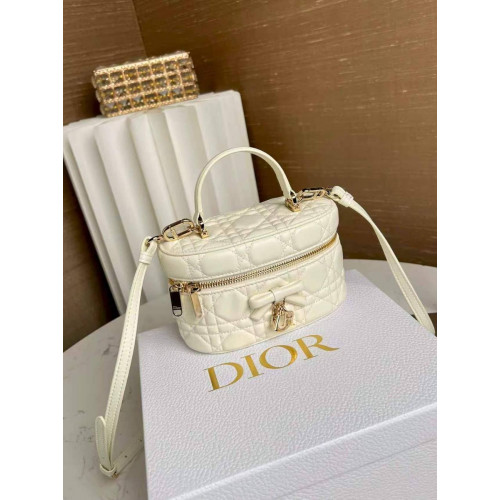Сумка Dior бежевого цвета