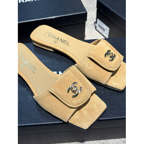 Шлепанцы Chanel бежевого цвета