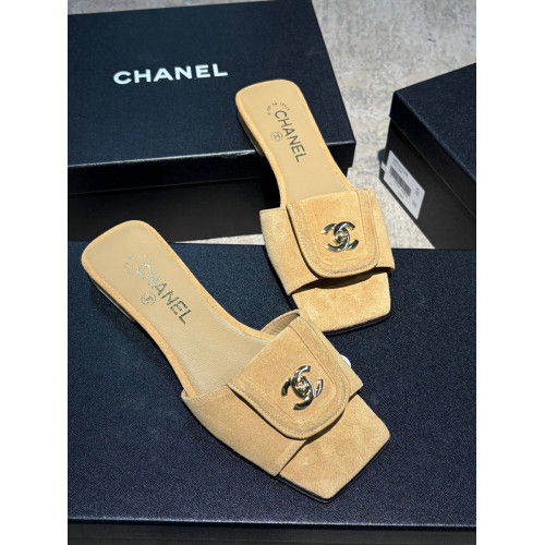 Шлепанцы Chanel бежевого цвета