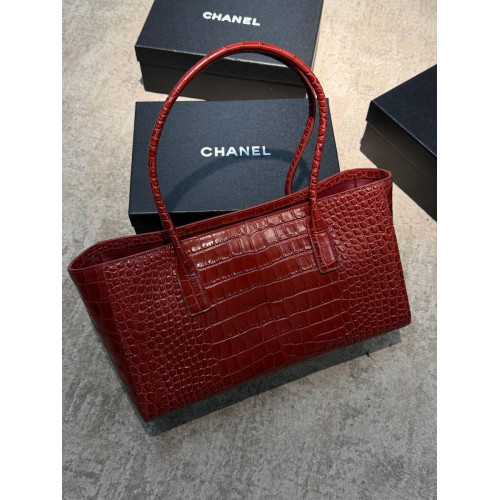 Сумка Chanel красного цвета