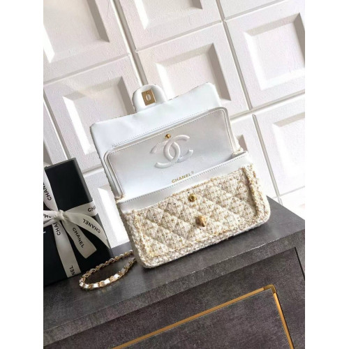 Сумка Chanel бежевого цвета
