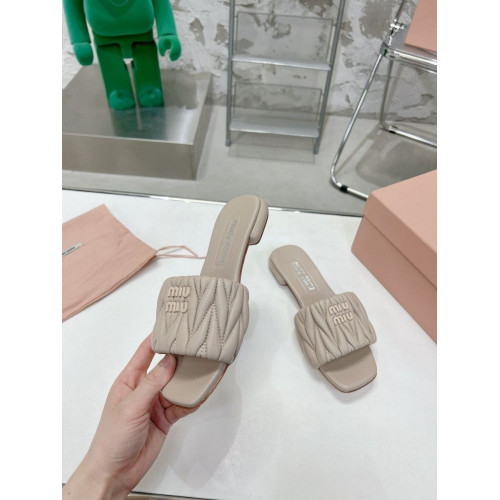 Шлепанцы Miu Miu бежевого цвета