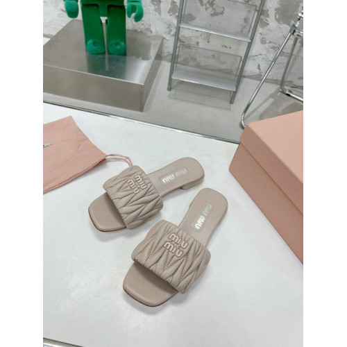 Шлепанцы Miu Miu бежевого цвета