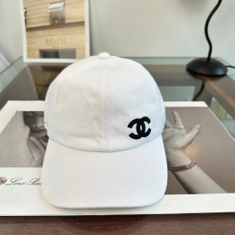 Бейсболка Chanel белого цвета
