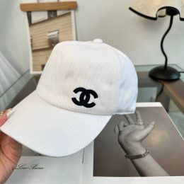 Бейсболка Chanel белого цвета
