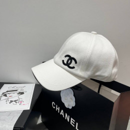 Бейсболка Chanel белого цвета