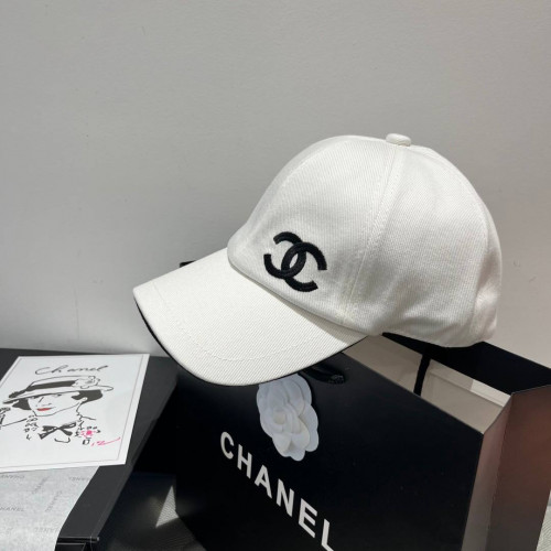 Бейсболка Chanel белого цвета