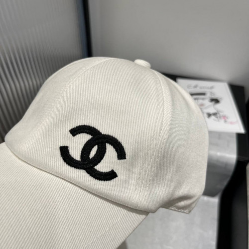 Бейсболка Chanel белого цвета