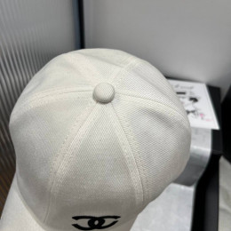 Бейсболка Chanel белого цвета