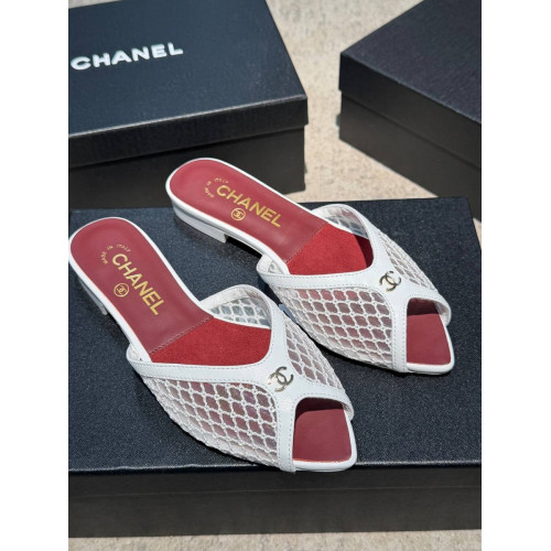 Шлепанцы Chanel белого цвета