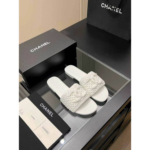 Шлепанцы Chanel белого цвета