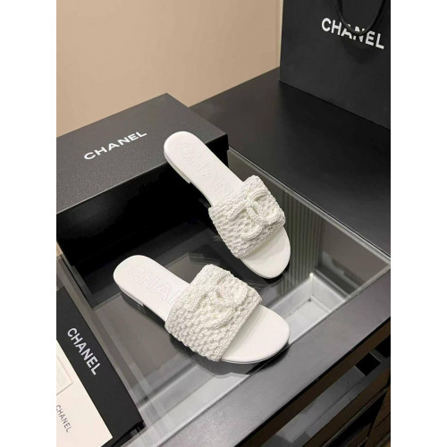 Шлепанцы Chanel белого цвета