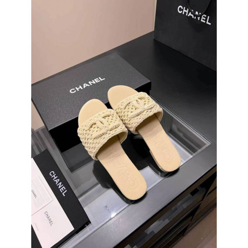 Шлепанцы Chanel бежевого цвета