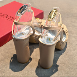 Босоножки Valentino бежевого цвета