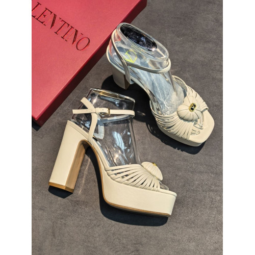 Босоножки Valentino бежевого цвета