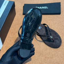 Шлепанцы Chanel коричневого цвета