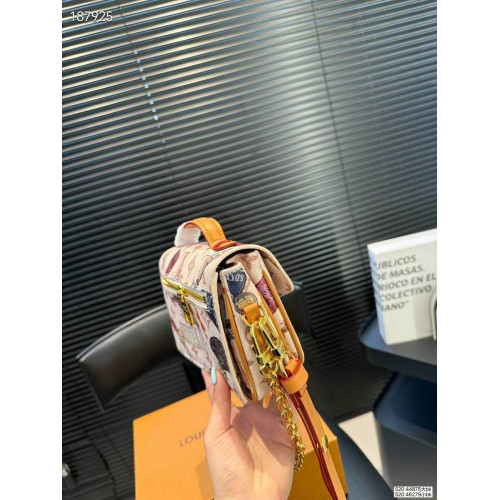 Сумка Louis Vuitton бежевого цвета