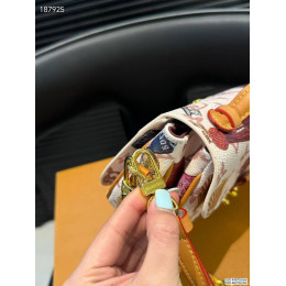 Сумка Louis Vuitton бежевого цвета