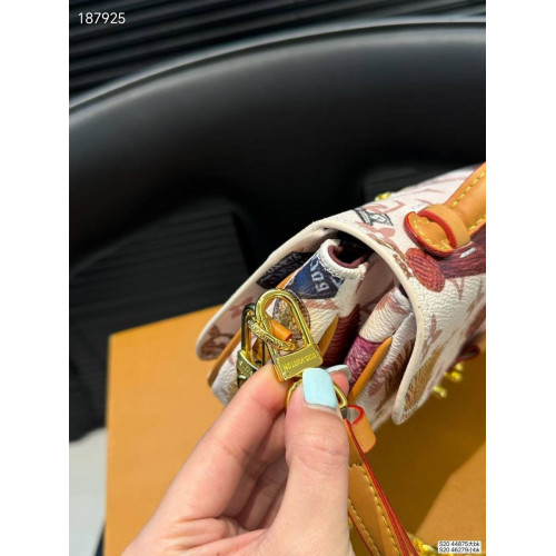 Сумка Louis Vuitton бежевого цвета