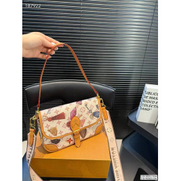 Сумка Louis Vuitton бежевого цвета