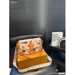 Сумка Louis Vuitton бежевого цвета