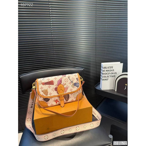 Сумка Louis Vuitton бежевого цвета